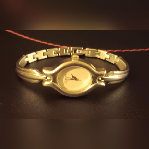 WOMENS GUCCI WATCH 9000L - Picture 4 of 7